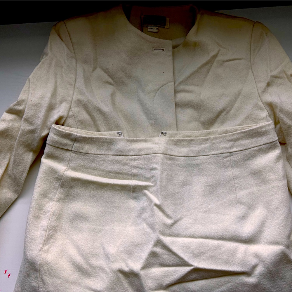 Beautiful vintage skirt suit that gives the glamor of Jackie Kennedy!